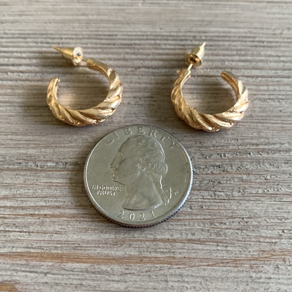 6/$8 NEW Gold Tone Hoop Earrings - Picture 8 of 8